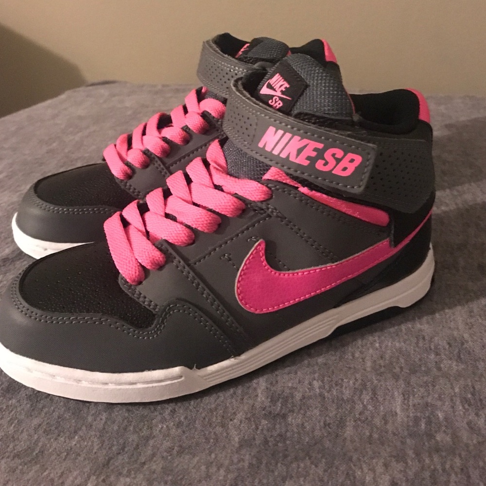 BRAND NEW PINK AND GRAY NIKE SB. Size kids 13